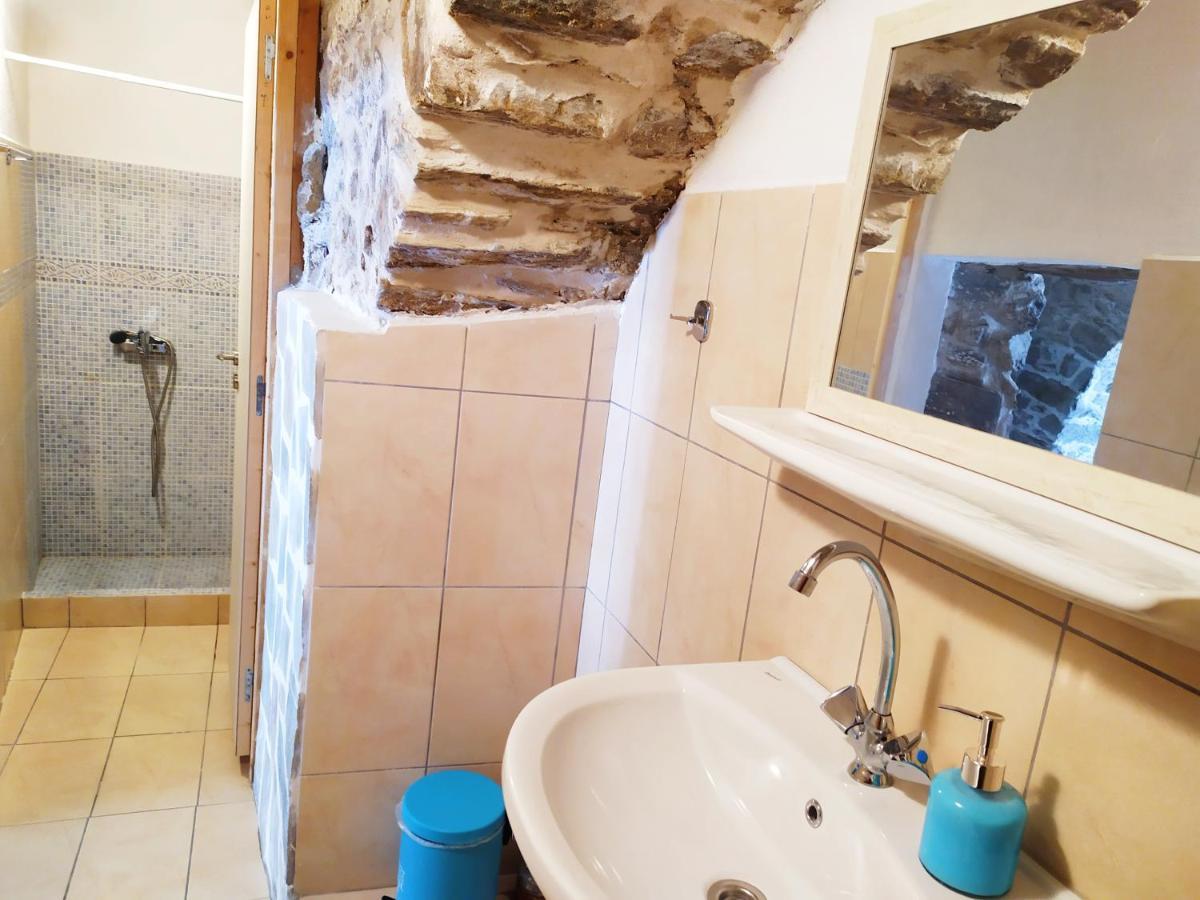 Traditional Family House, Ground Floor With Yard Koronos Екстер'єр фото