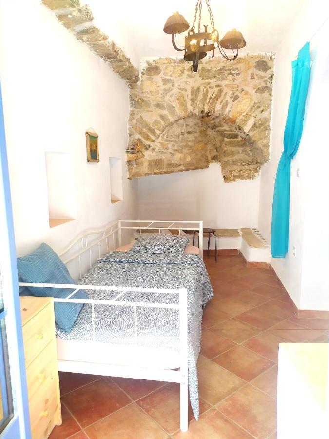 Traditional Family House, Ground Floor With Yard Koronos Екстер'єр фото